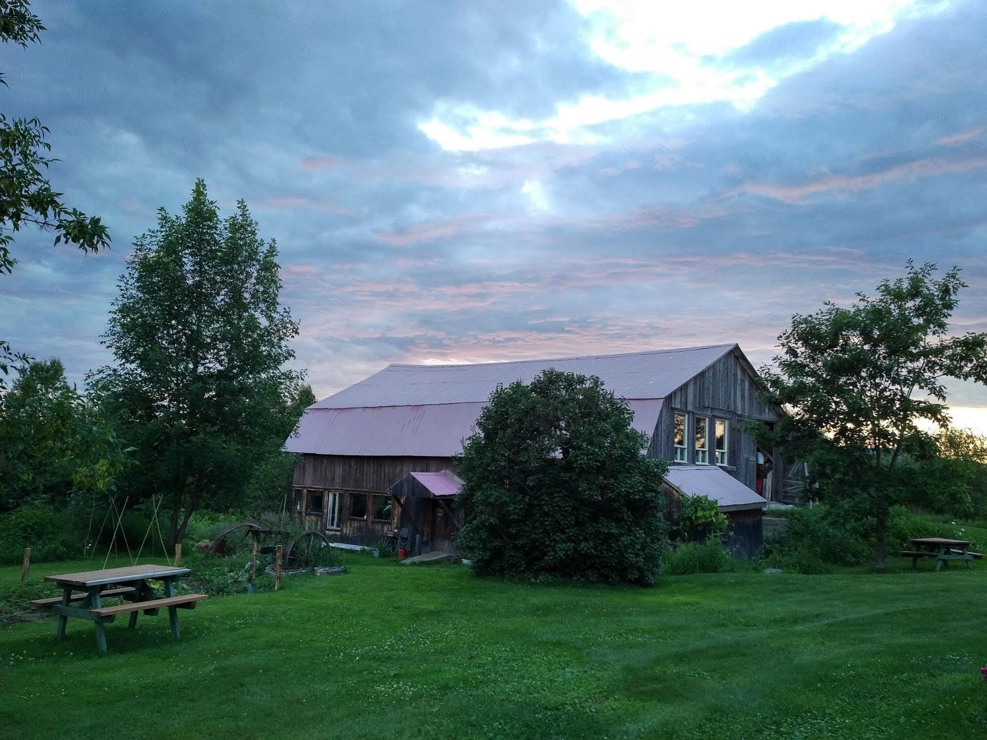 L'Aubergine Hotell Saint Hilarion Exteriör bild
